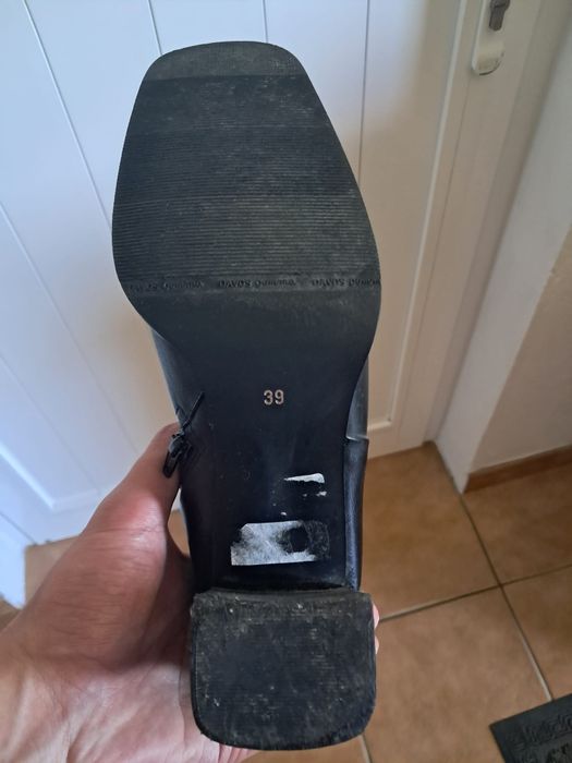 Botas  cano alto com salto. Em pele