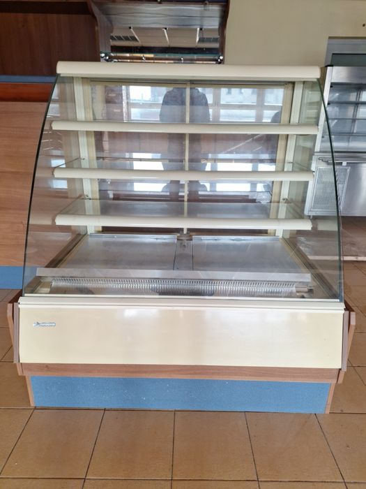 Кондитерська вітрина