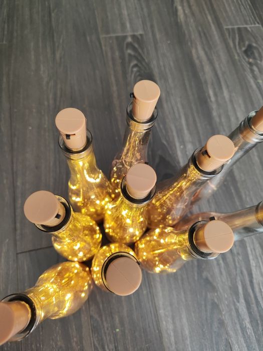 9 sztuk ozdobne butelki złote że światełkami w środku lampki na stoły