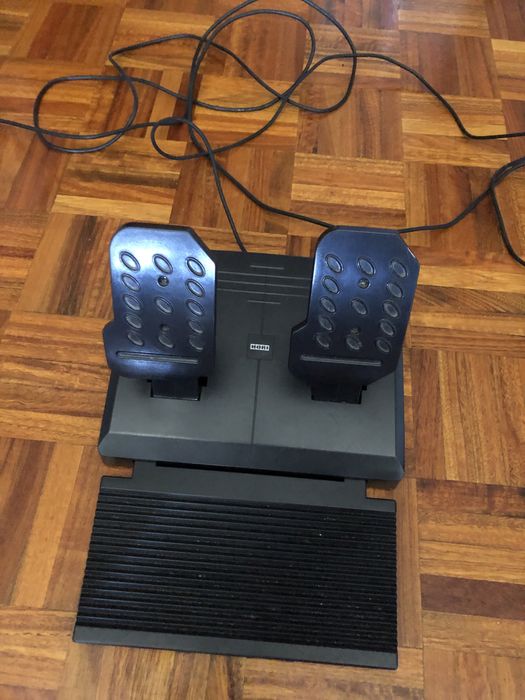 Volante e pedais, sem um botao e suporte