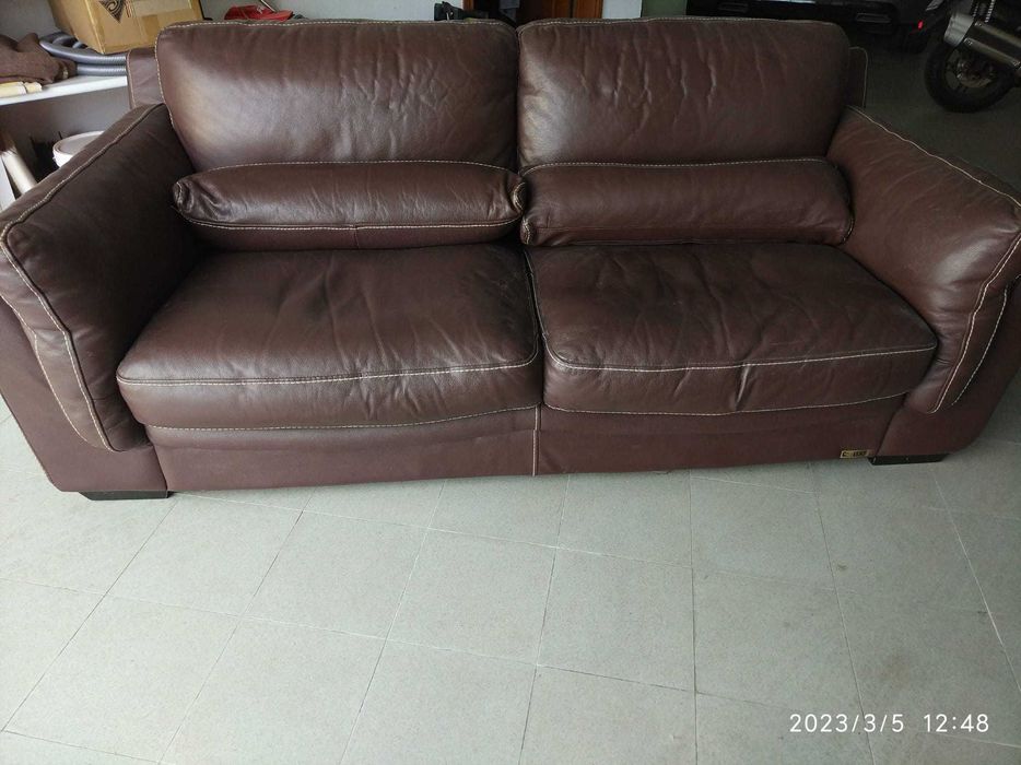 Sofá 3 lugares em pele