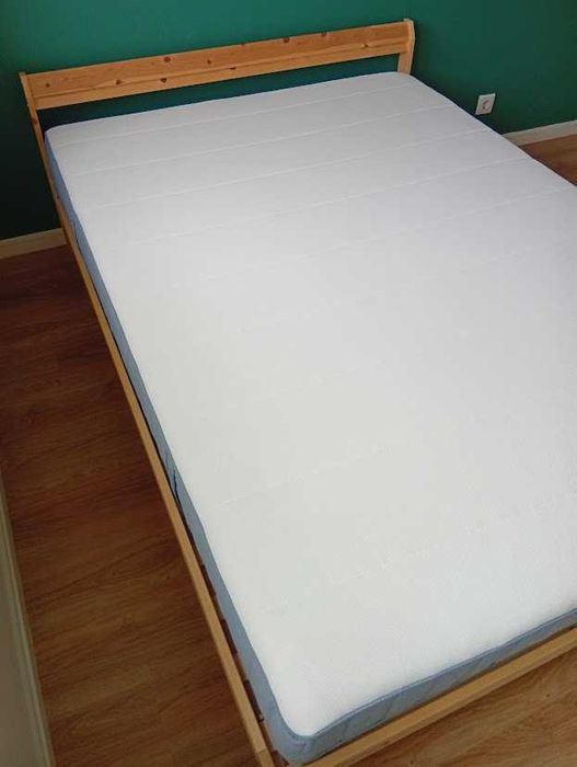 Cama de casal, 140x200 com estrado e colchão, completamente novos