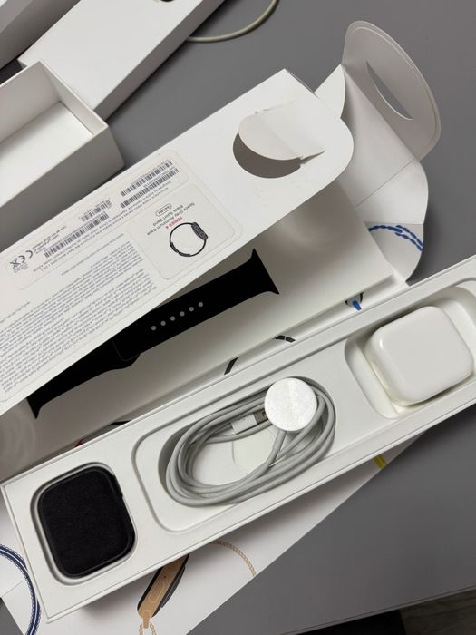Apple Watch Series 7000 з подряпаним дисплеєм