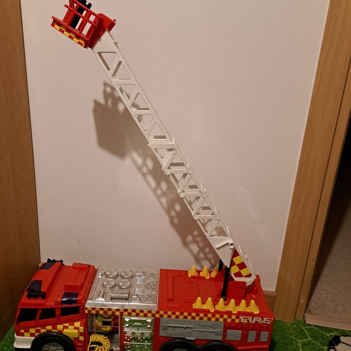 Duży samochód strażacki 56 cm