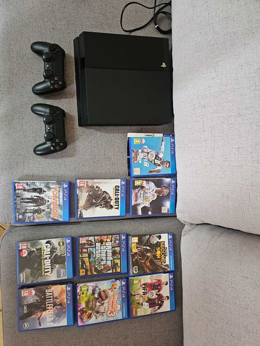 PlayStation 4 z zestawem gier i 2 kontrolery