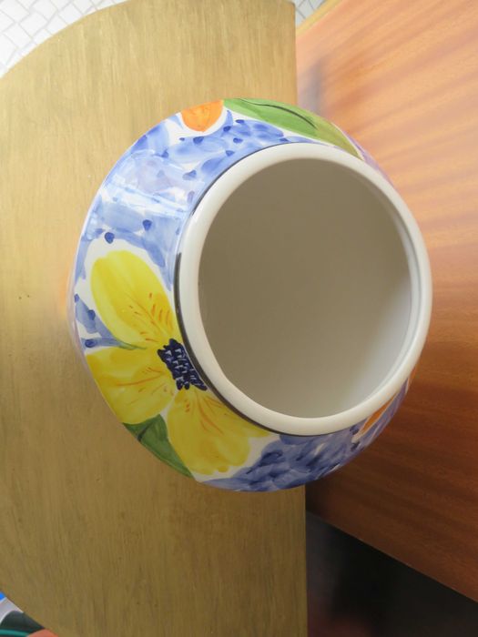 Jarrão em louça pintada á mão, peça única