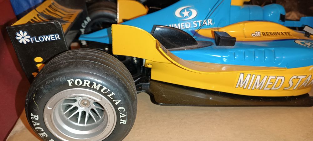 Carro formula 1 de grandes dimensões para restauro