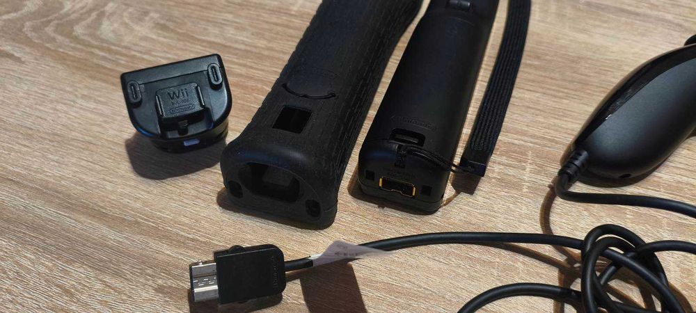 Nintendo Wii czarny Wii Remote + Nunchuk + Motion Plus + 2 etui