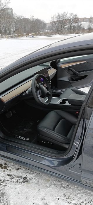 Tesla model 3 2023 рік