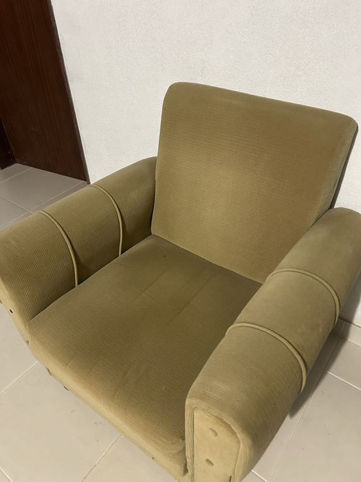 Poltrona bege com almofada