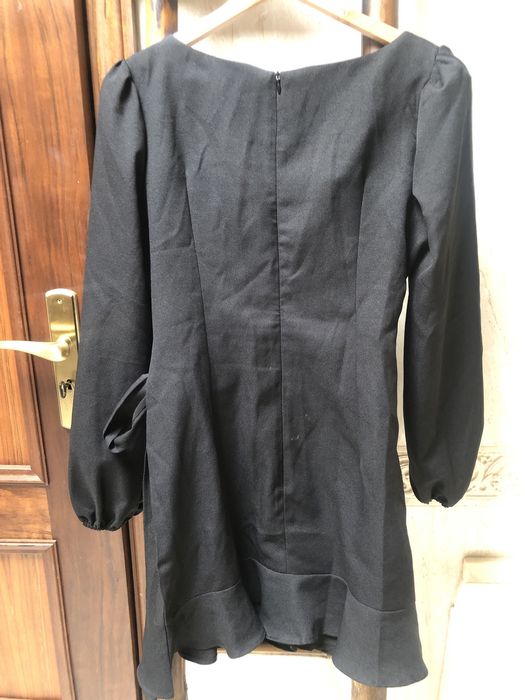 Vestido preto com folho