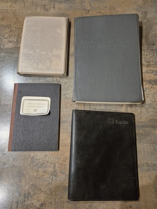 Zabytkowe zeszyty i notatnik PRL.