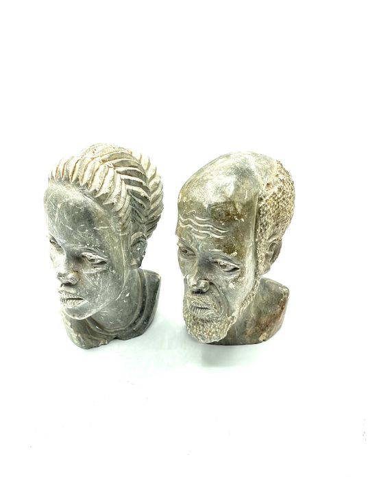 Bustos africanos antigos em pedra