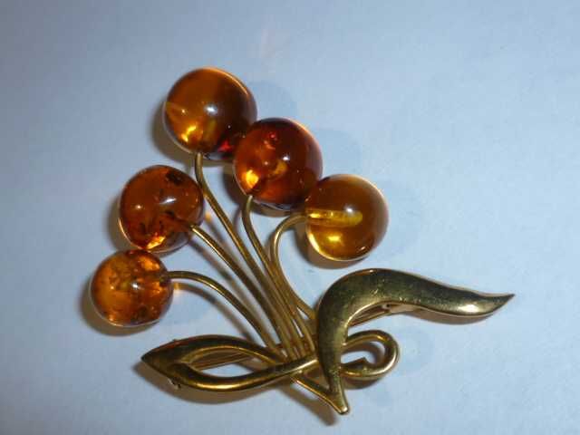 Broszka pozłacana z bursztynem Kaliningrad ZSRR