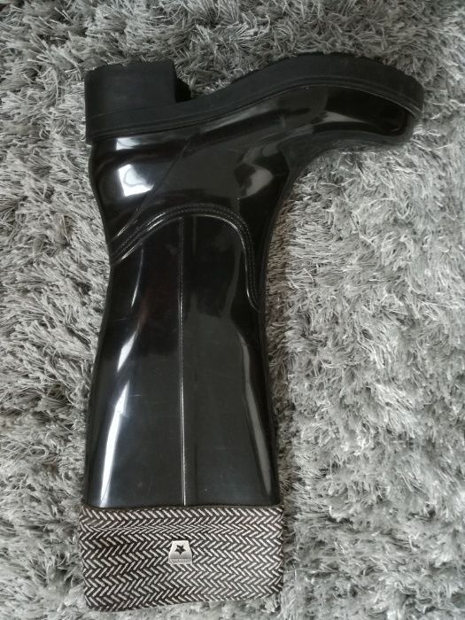 Botas de cano alto preto e pêlo