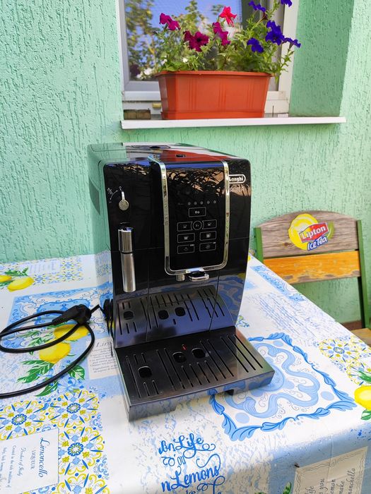 Кофемашина, кавоварка Delonghi Dinamica