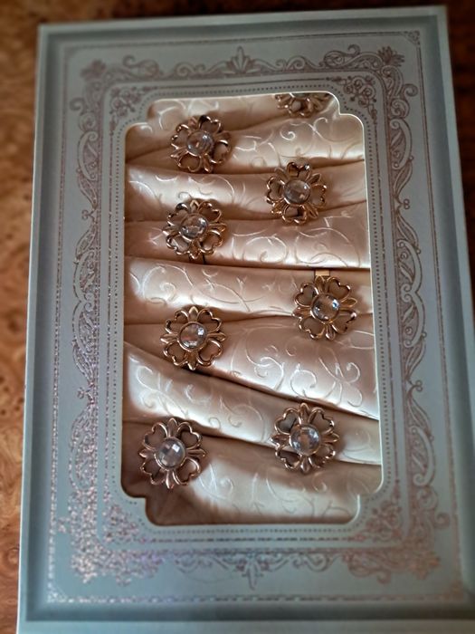 Подарочный комплект Dan Li: скатерть,8 салфеток, 6 держателей.