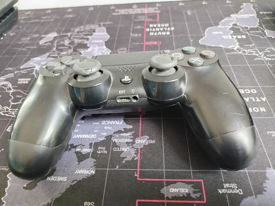 Konsola PlayStation 4 slim. Zestaw 3 pady