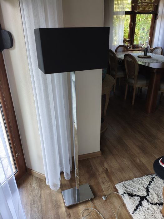 Nowoczesna lampa stojąca podłogowa – czarny zamszowy abażur, chrom