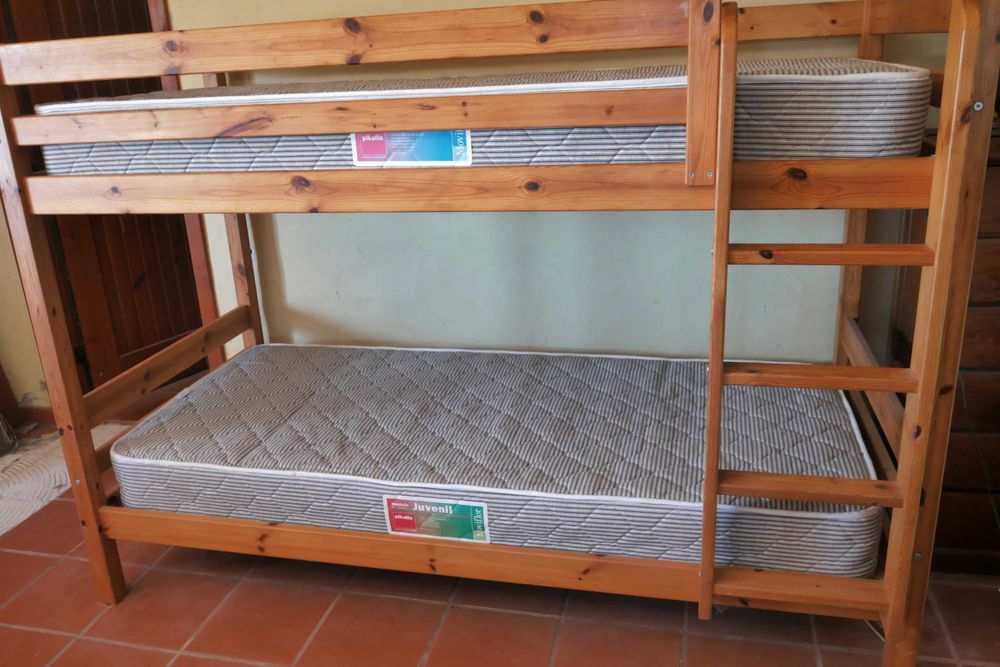 beliche em madeira maciça + 2 colchões de molas, usado 1 vez