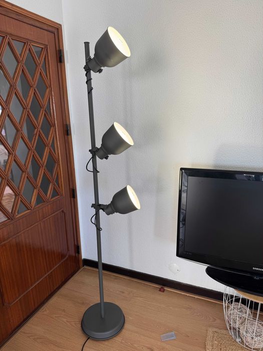 Candeeiro de Pé IKEA HEKTAR com 3 Spots – Cinza Escuro – Novo