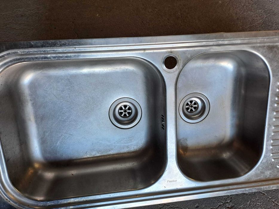 Lava-loiça inox com duas cubas, sifão e ralo em bom estado