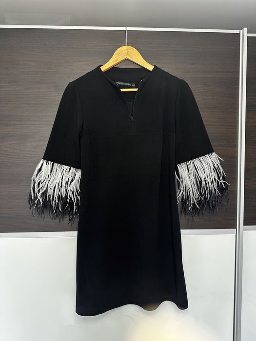 Святкова сукня з оздоблена пір'ям