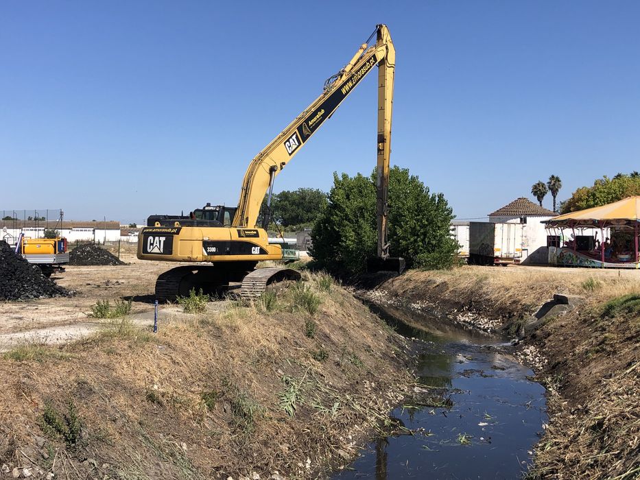 Serviços de escavadora braço longo 22 metros