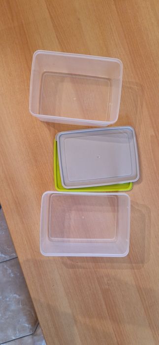 2 Tupperwares com tampa