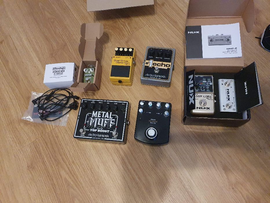 Vários pedais Electro-Harmonix, Zoom, Nux, Hotone, Dunlop, Boss