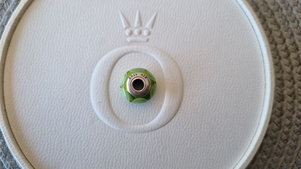 Orginalny jasnozielony charms w kropki szkło Murano do Pandora Moments