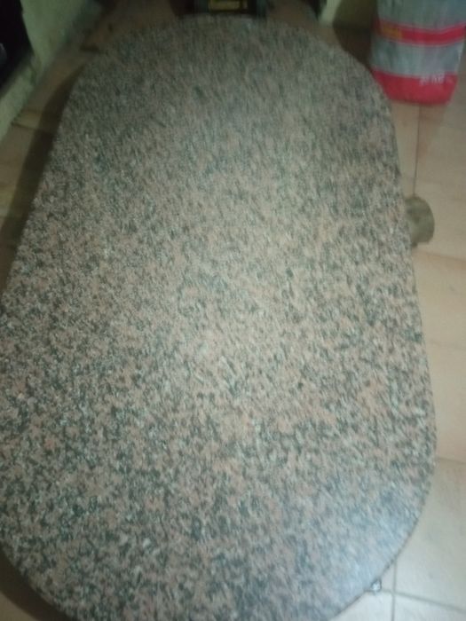 Vendo mesa com tampo de granito rosa e 6 cadeiras em madeira