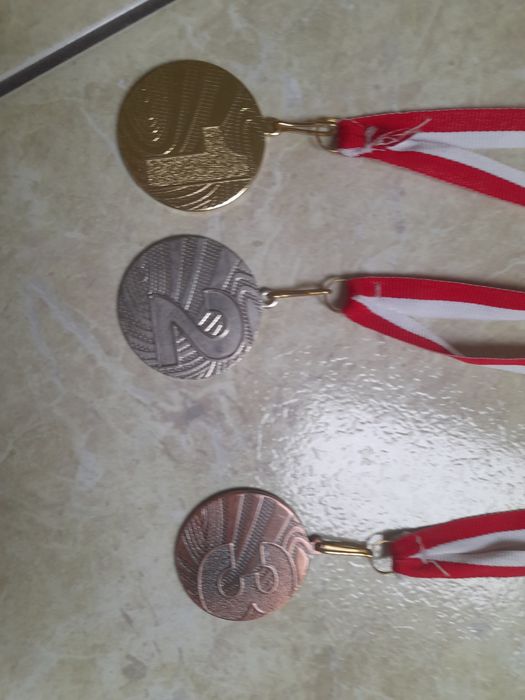 Medale różne zloty srebrny I platyna