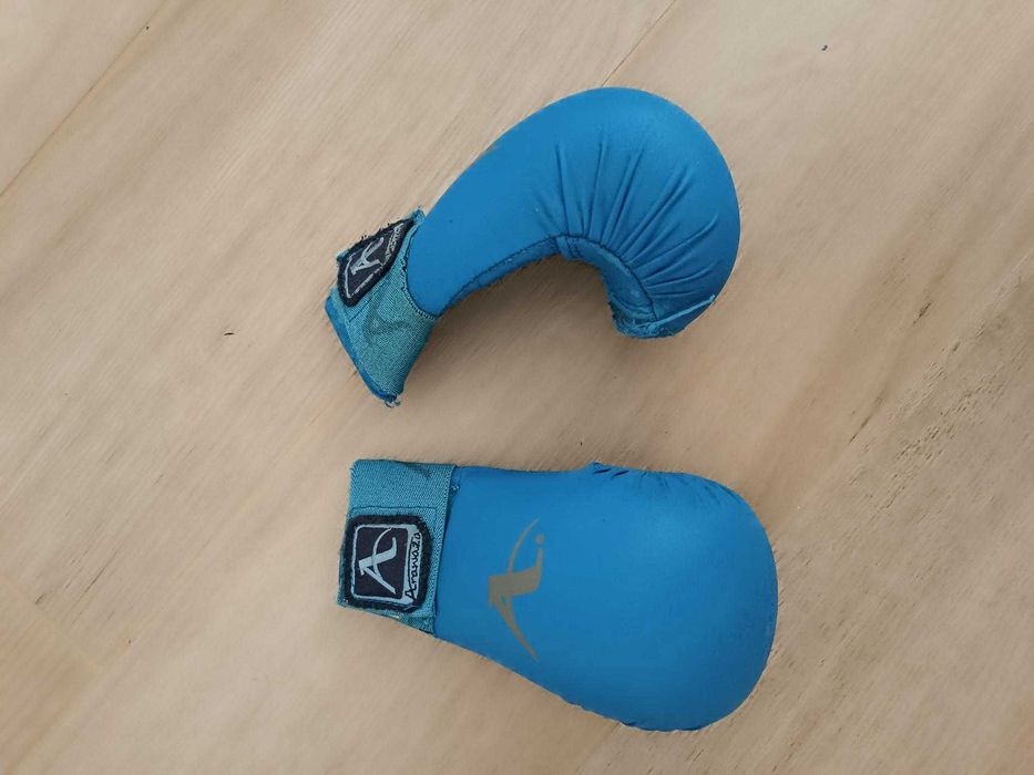 Luvas karate vermelhas e azuis