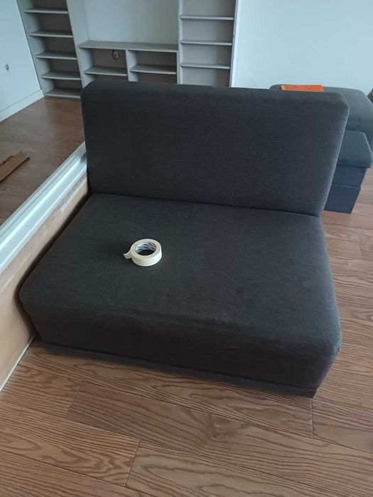 Cama de solteiro, sofá, prateleiras IKEA, armário, peças decorativas