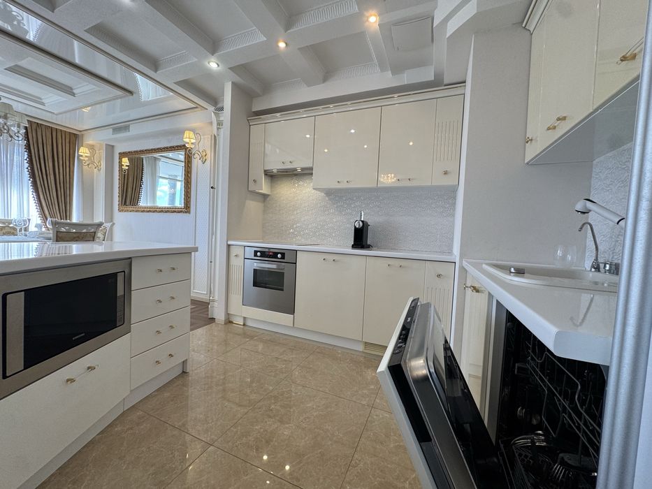 Без комісії Космополітан Сosmopolitan Дегтярівська 25А стильна класика