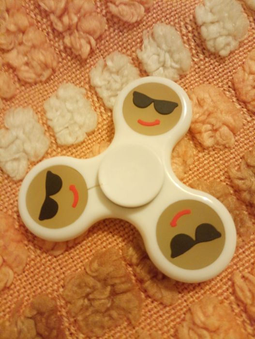 Spinner  com carinhas e brilham no escuro