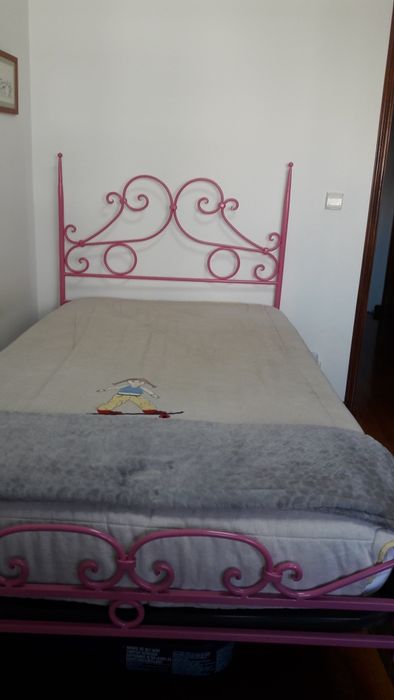 Cama com estrado