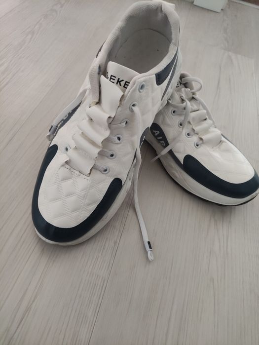 Buty skórkowe adidasy snikersy biało-grafitowe 41 sznurówki gumki
