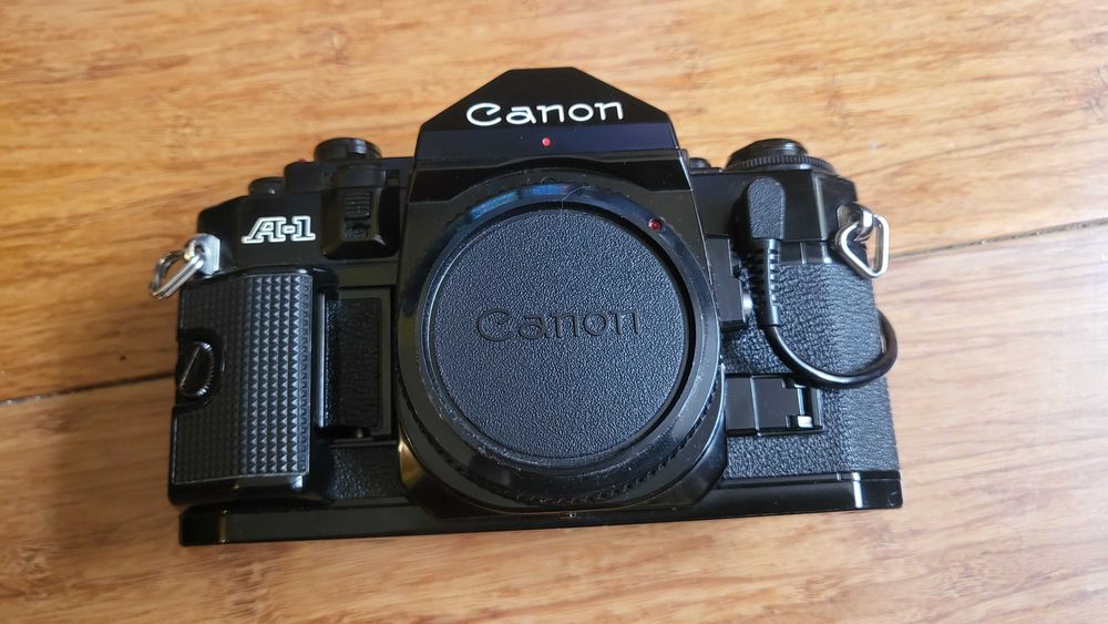 Zestaw aparat Canon A1, obiektyw, komplet konwerterów i torba