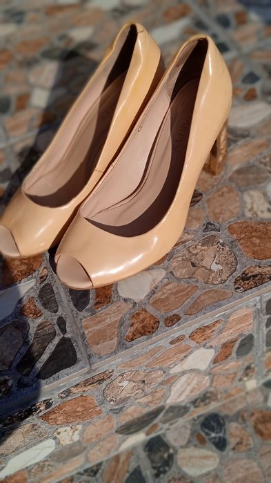 Босоніжки туфлі  37 розміру бежеві