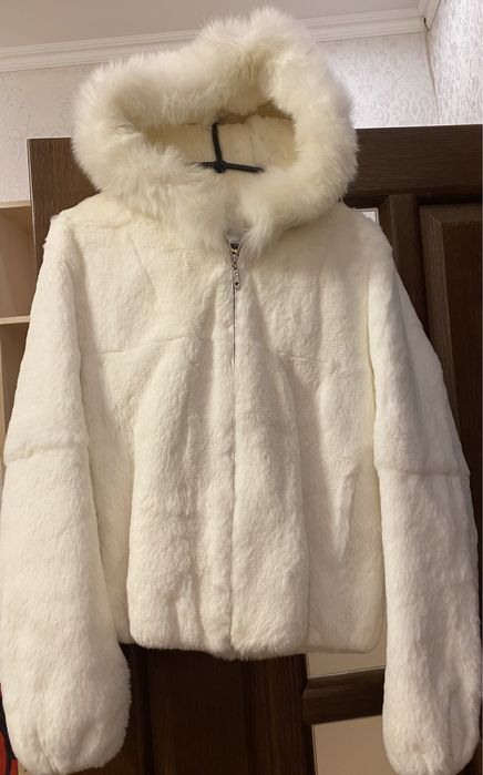 Шубка в білому кольорі
