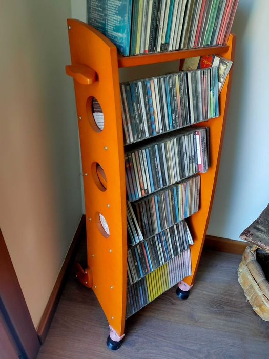 Móvel suporte para CD's e DVD's em madeira