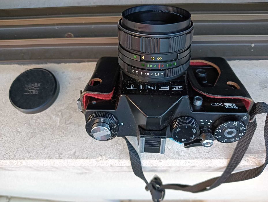 Máquina fotográfica ZENIT, com objetiva Carlzeiss