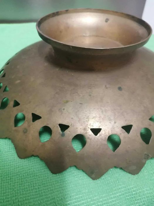 Taça de latão antigo.