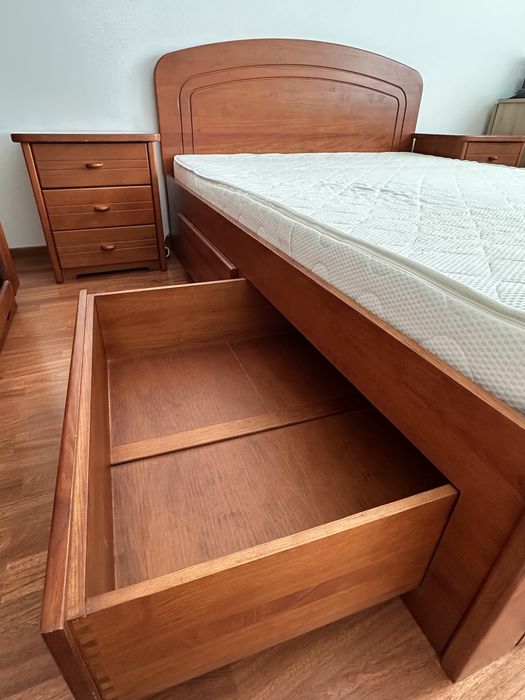 Cama com colchão para quarto