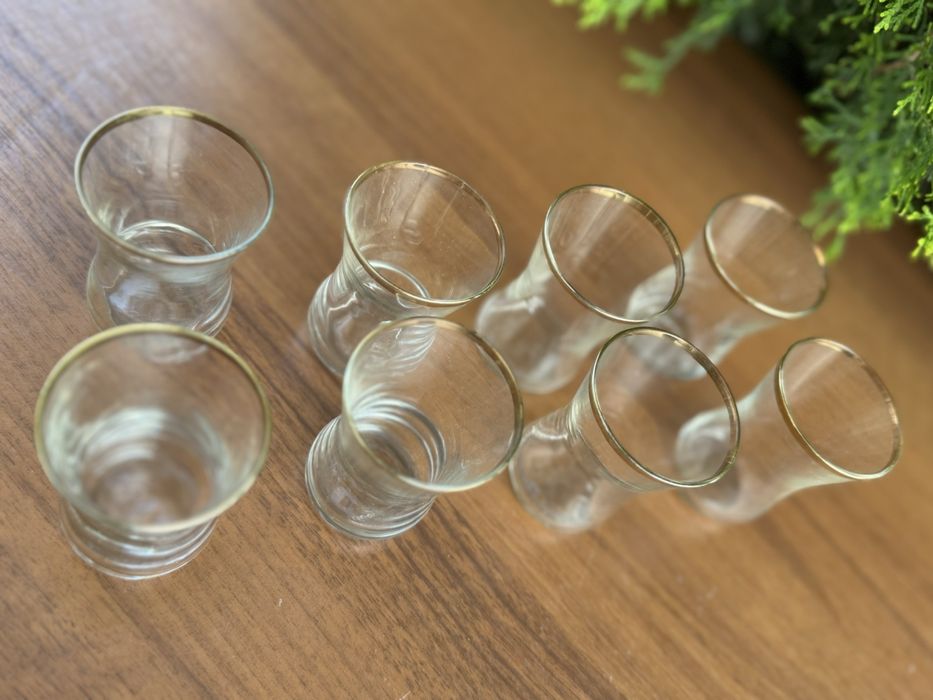 Скляні стопки із золотим обідком