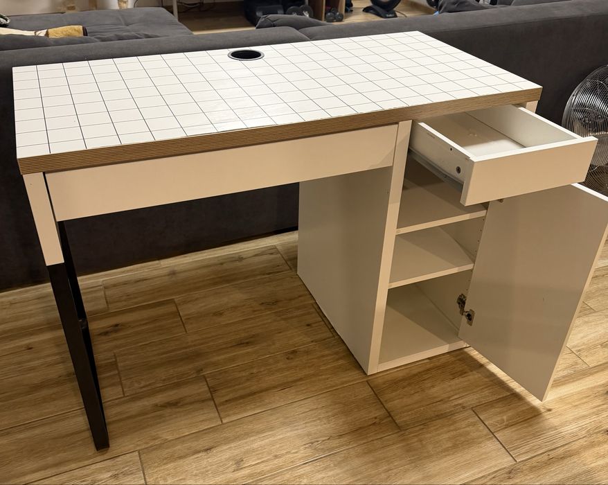Biurko IKEA MICKE z kultowym wzorem grid | Stan bardzo dobry