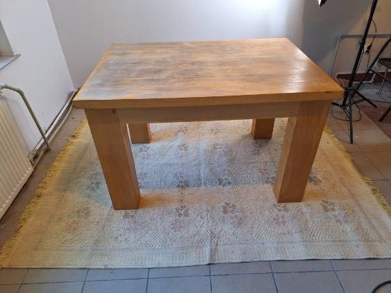 Masywny stół z litego drewna - ZOBACZ