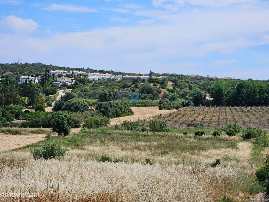 Terreno com Ruína 13280 m2 em Odiáxere-Lagos
